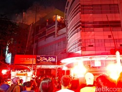 Video: Kebakaran di Glodok Plaza Merambat ke Lantai 6