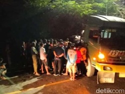 Truk Muat Pupuk Tergelincir Tabrak Minibus di Jalur Bojonegoro-Ngawi