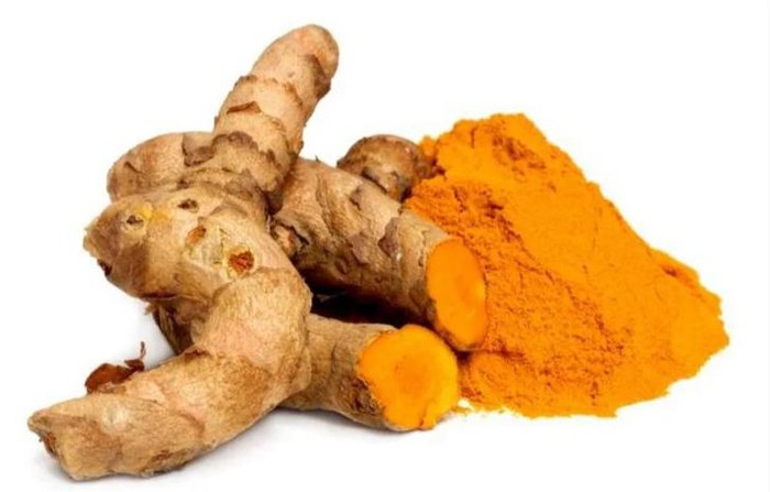 Konsumsi kunyit/Foto: Freepik/snparvin14