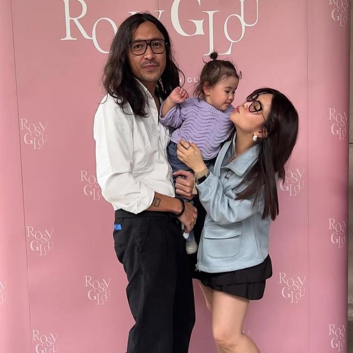 <p>Dalam keterangan di profil Instagram, Cindy diketahui seorang enterpreuner di bidang skincare. Pada pertengahan September 2024, Ello pernah membagikan potret saat hadir di acara lauching produk skincare istrinya. (Foto: Instagram @marcello_tahitoe)</p>