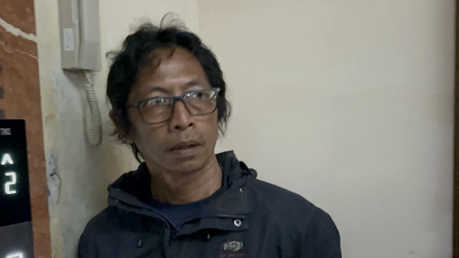 Nanang Limbad memperagakan langsung 12 adegan saat menikam aktor Sandy Permana dalam prarekontsruksi yang digelar malam ini, Rabu (15/1).