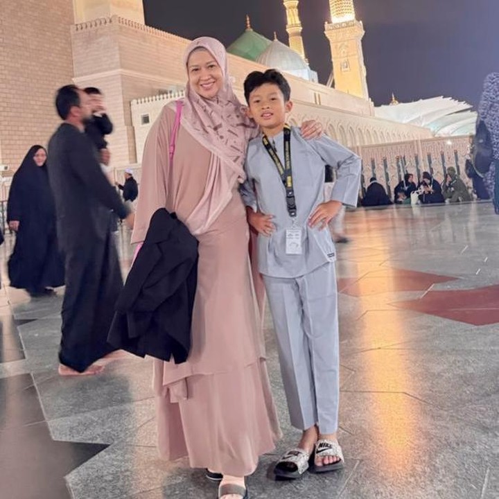<p>Perjalanan ibadahnya kali ini ternyata dibiayai oleh sang putra, Kiesha Alvaro. "Makasih kk @keisha.alvaro udah mau berangkatin bunda dan Miro umrah, semoga rezekimu semakin berlimpah, kariermu makin sukses. Insya Allah, Allah ganti semuanya berlipat-lipat ganda," ungkapnya. (Foto: Instagram@okieagustina_)</p>