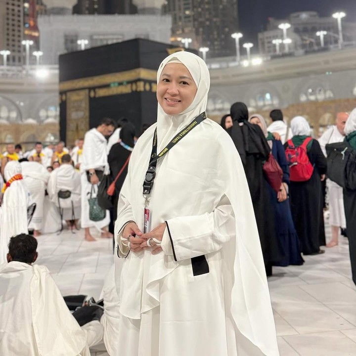 <p>Momen bahagia itu dibagikan langsung oleh Okie melalui beberapa potret dan video yang diunggah di media sosial. "Banyak yang bilang berangkat umrah ke Tanah Suci adalah panggilan. Dari tahun lalu pengen banget bisa umrah tapi enggak jadi terus, mungkin belum ada panggilan," tulis Okie, dikutip dari laman Instagram @okieagustina_, Rabu (15/1/2025). (Foto: Instagram@okieagustina_)</p>