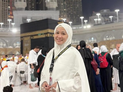 Terpopuler: Potret Okie Agustina Umrah Dibiayai Sang Putra
