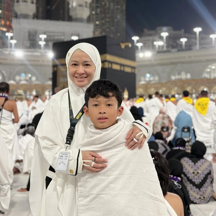 <p>Okie diketahui menjalani ibadah umrah bersama anak laki-lakinya yang bernama Miro Materazzi. "Tiba-tiba di akhir Desember kemarin ada keinginan hati untuk umrah bawa Miro, Alhamdulillah semua dipermudah sama Allah. Dan aku yakin semua karena panggilan-Nya," tulis Okie Agustina. (Foto: Instagram@okieagustina_)</p>