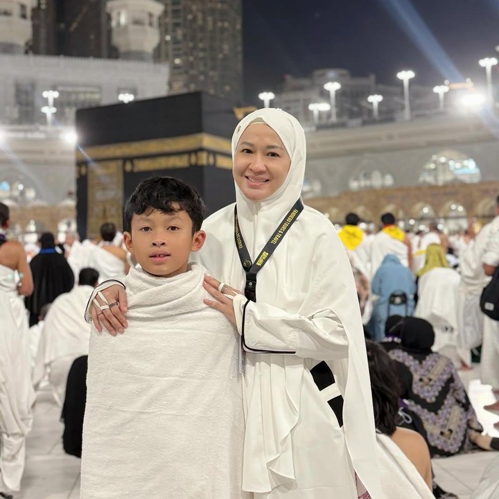 <p>Unggahan tersebut mengundang pujian netizen ikut bangga dengan Keisha karena telah memuliakan ibundanya. "MasyaAllah...Tabarakallah, siapa yang memuliakan ibunya Allah angkat derajat anak-anaknya," tulis akun @siti_cholif****. "MasyaAllah , anak laki-laki Soleh garda di depan untuk ibunya," tulis akun @hanski_f****. (Foto: Instagram@okieagustina_)</p>