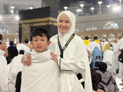 5 Potret Okie Agustina Berangkat Umrah Dibiayain Sang Putra Kiesha Alvaro