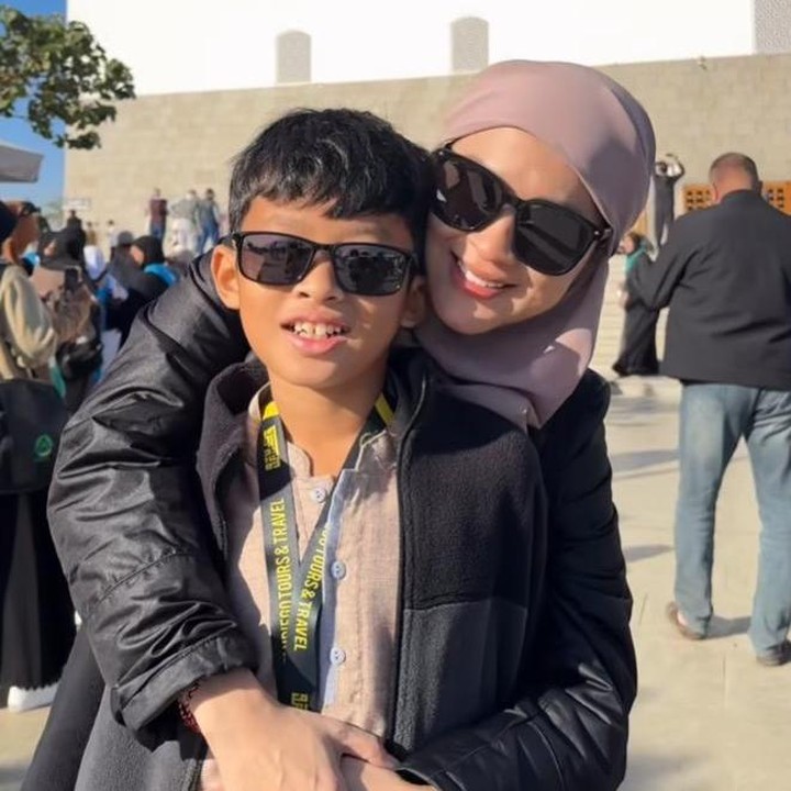 <p>Menjalani ibadah umrah termasuk salah satu keinginan hampir semua umat Muslim. Begitu pula dengan Okie Agustina yang tak menyangka akhirnya bisa berkunjung ke Tanah Suci, Makkah. (Foto: Instagram@okieagustina_)</p>
