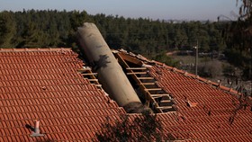 Rudal Houthi dari Yaman Menimpa Atap Rumah Warga Israel