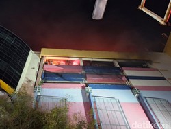 7 Orang Masih Terjebak di Lantai 7 Glodok Plaza yang Terbakar