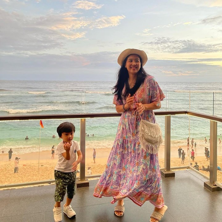 <p>"Ahhhh, gemasin slide kedua. Mama no video, <em>masyaAllah</em> anak pintar, gemesin kamu, nak," kata seorang netizen. "Se-<em>simple</em> itu hidup ya kak Oliv, selalu menginspirasi sih, sehat terus ya Mas Hydro," ungkap netizen lainnya dengan emotikon hati. (Foto: Instagram: @oliviazalianty)</p>