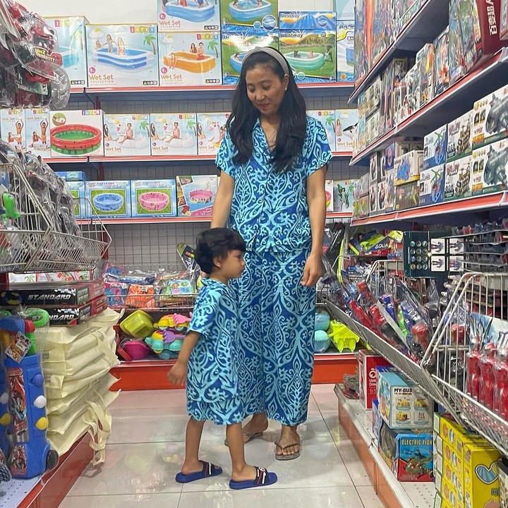 <p>Olivia selalu membagikan momen berharganya bersama sang putra semata wayang. Berbagai kegiatan seru yang mereka lakukan mulai dari liburan hingga mengajak Si Kecil ke supermarket. (Foto: Instagram: @oliviazalianty)</p>