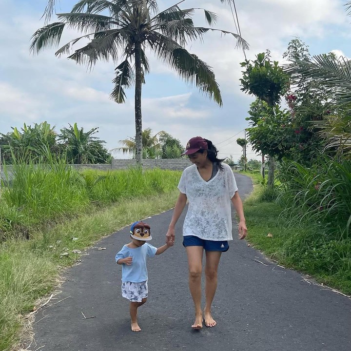 <p>"<em>Grounding</em>. Jalan pagi di tepi sawah tanpa alas kaki. Dan mengajarkan Mas Hydro lompat katak. Mulai dari cardio sampai mengajarkan ibuku gerakan dasar yoga, dan ditutup dengan makan jambu matang pohon di rumah," cerita Olivia dikutip melalui laman Instagram-nya. (Foto: Instagram: @oliviazalianty)</p>