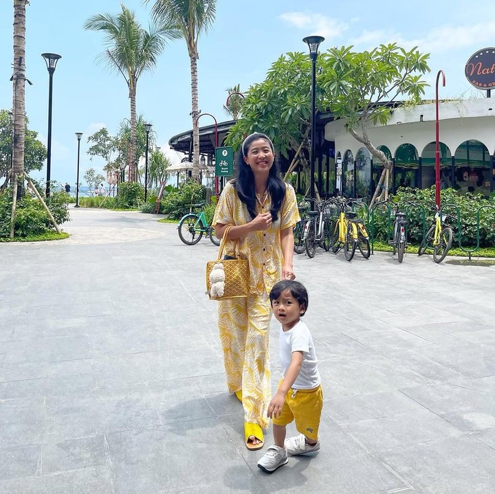 <p>Pada salah satu unggahannya, terlihat pula Olivia mengajak Hydro jalan-jalan tanpa alas kaki. Kegiatan ini disebutnya sebagai <em>grounding</em>, Bunda. (Foto: Instagram: @oliviazalianty)</p>