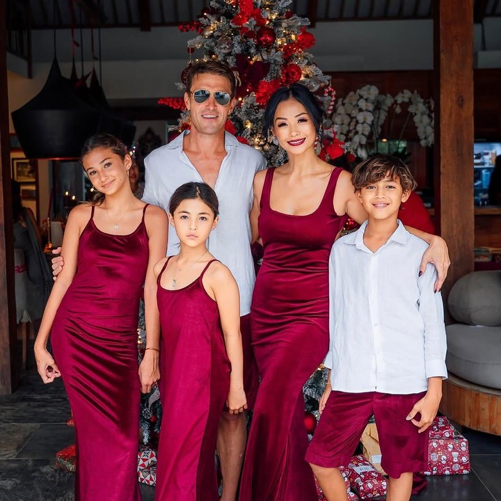 <p>"Wah, ini mah keluarga model semua," puji seorang netizen dengan emotikon hati. "<em>MasyaAllah</em>, anak-anaknya cakep-cakep banget Mbak," kata netizen lainnya.  (Foto: Instagram: @indahkalalo)</p>