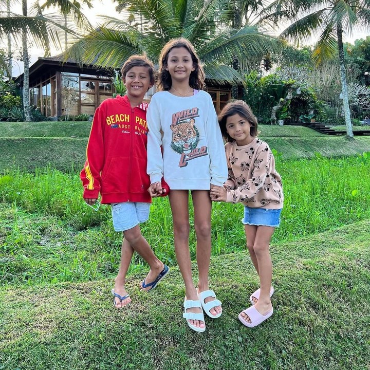 <p>Indah menikah dengan pria keturunan Australia, Ibrahim Justin Werner, pada tahun 2011. Indah kemudian melahirkan tiga anak yang memiliki wajah blasteran yang diberi nama Ayanna Rose Werner, Byron Benjamin Werner, serta Tigerlily Grace Werner. (Foto: Instagram: @indahkalalo)</p>