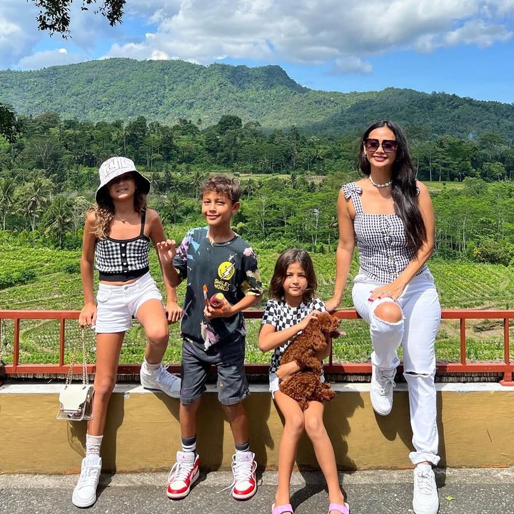 <p>Ketiga anak Indah pun sudah tumbuh besar, Bunda. Si sulung kini genap berusia 13 tahun. Sementara itu anak kedua dan ketiganya berusia 11 dan 10 tahun. (Foto: Instagram: @indahkalalo)</p>