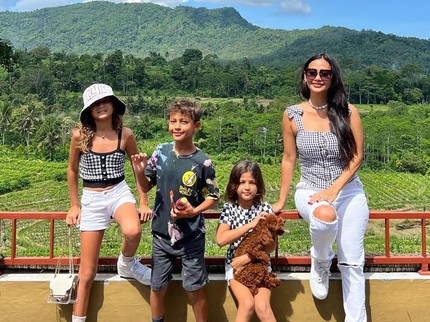 7 Potret Kompak Indah Kalalo Bareng Tiga Anak, Blasteran Australia & Kini Sudah Besar