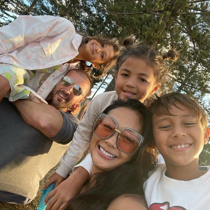 <p>Bunda masih ingat dengan artis cantik Indah Kalalo? Lama tidak terlihat, ternyata Indah tengah menikmati perannya sebagai istri sekaligus Bunda tiga anak. (Foto: Instagram: @indahkalalo)</p>