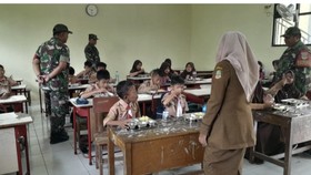 Prajurit TNI Kawal Makan Bergizi Gratis hingga Masuk Kelas di Bekasi