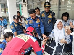 Kehebohan Saat Jari Putri Nyasar ke Lubang Bangku Besi