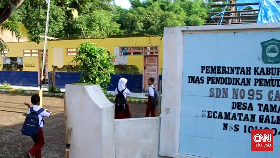 SD Negeri di Takalar Tanpa Atap Selama 3 Tahun, Siswa Belajar di Teras