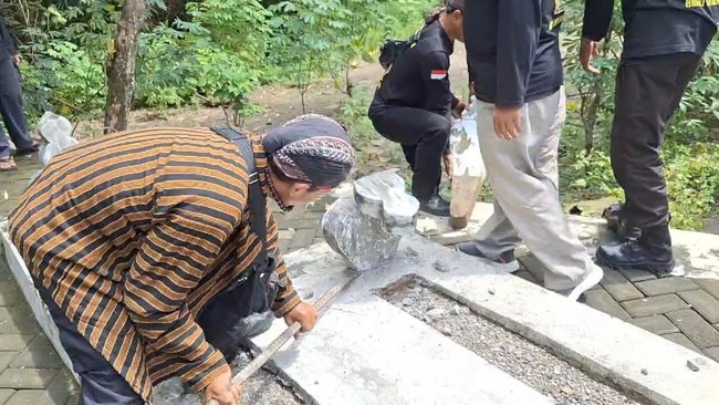 Sekelompok warga yang mengatasnamakan Perjuangan Wali Songo Indonesia (PWI) membongkar lima makam wali palsu di Ngawi, Jawa Timur.