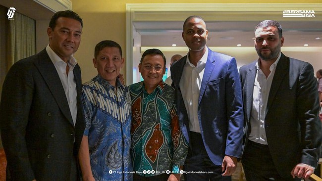 Kluivert Perkuat Sinergi Klub Liga 1 demi Lolos Piala Dunia 2026 Pelatih baru Timnas Indonesia Patrick Kluivert mengaku sangat membutuhkan sinergi dengan klub Liga 1 untuk menggapai prestasi.