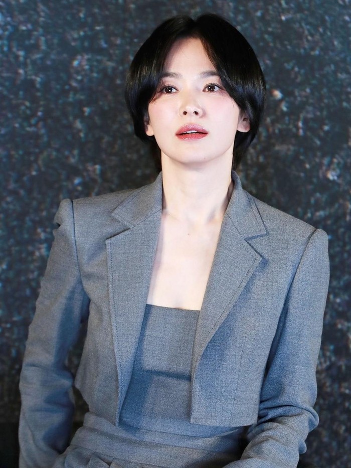 Tampil menawan dan bikin pangling, sang aktris memamerkan gaya rambut pendek yang membuatnya terlihat makin fresh!/ Foto: instagram.com/kyo1122