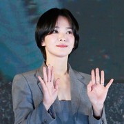 Bikin Pangling! Simak 5 Potret Aktris Korea Song Hye Kyo dengan Gaya Rambut Baru