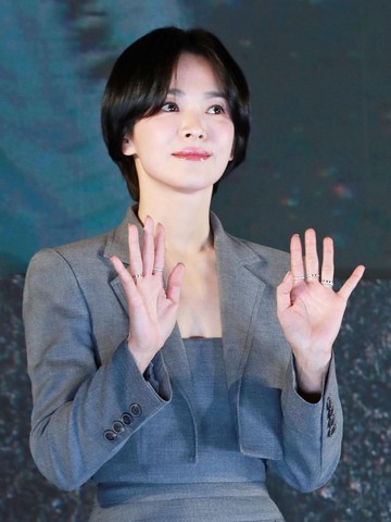Bikin Pangling! Simak 5 Potret Aktris Korea Song Hye Kyo dengan Gaya Rambut Baru