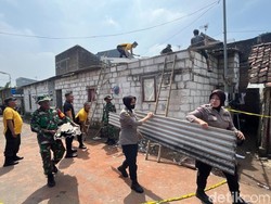 Polisi-TNI Perbaiki 9 Rumah Rusak Dampak Ledakan di Mojokerto