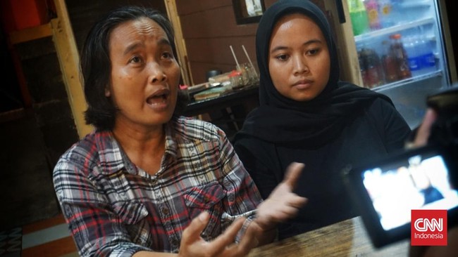 Korban tabrak mobil mendiang Darso di Yogyakata menduga pelaku menabrak suaminya yang berusaha mengejar. Pihak keluarga pun meminta dua rekan Darso diusut.