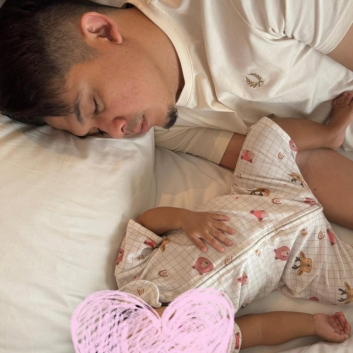 <p>Zaskia Sungkar juga mem-<em>posting</em> foto Irwansyah dengan baby Humaira. Dalam foto ini, Irwansyah tampak tertidur lelap di sebelah Humaira. Unggahan ini dibuat Zaskia untuk merayakan ulang tahun pernikahan ke-14 dan total kebersamaan mereka selama 15 tahun. (Foto: Instagram @zaskiasungkar15)</p>