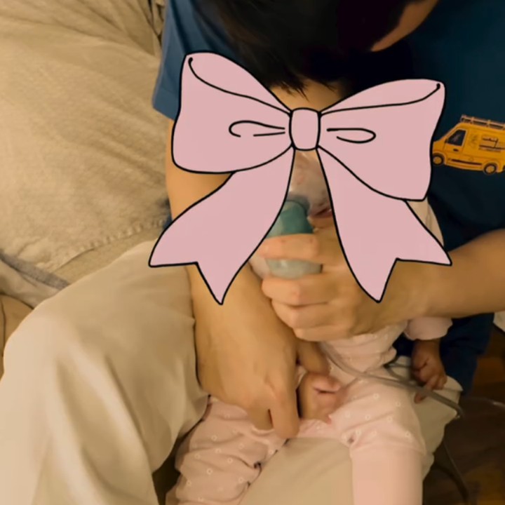 <p>Irwansyah juga tampak begitu menyayangi baby Humaira. Dalam satu momen, pria 39 tahun ini terlihat sedang momong bayi perempuan yang masih dirahasiakan identitas pribadinya. (Foto: Instagram @zaskiasungkar15)</p>