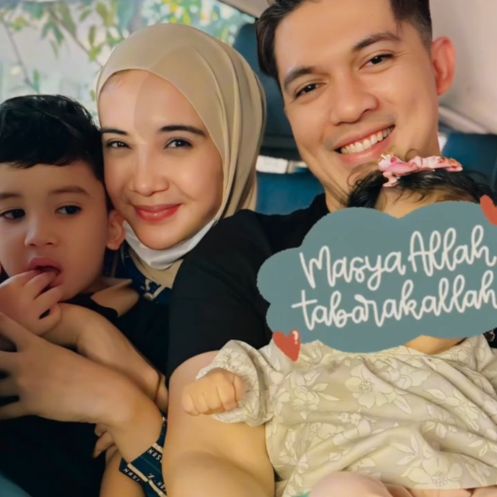 <p>Aktris Zaskia Sungkar membagikan potret kebersamaan keluarganya dengan seorang bayi perempuan yang bernama Humaira. Meski tidak mengungkap wajah sang bayi, istri Irwansyah ini tampak begitu bahagia menghabiskan waktu bersama Humaira, Bunda. (Foto: Instagram @zaskiasungkar15)</p>
