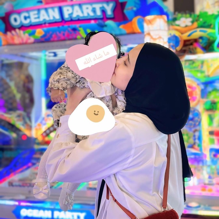 <p>Dalam satu potret, Zaskia Sungkar terlihat menggendong baby Humaira. Melalui unggahan ini, Zaskia mengungkap panggilan Humaira padanya dan keluarga. "Humaira, anak shalehah Mami, abi, abang ukkasya sayang huma," tulisnya. (Foto: Instagram @zaskiasungkar15)</p>