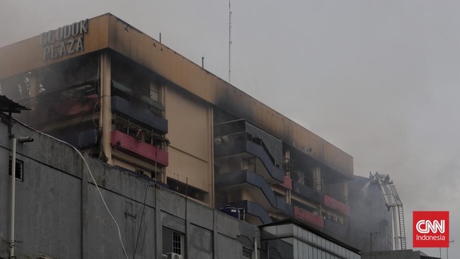 Sat Reskrim Polres Metro Jakarta Barat telah memeriksa 14 orang saksi untuk mengusut penyebab kebakaran yang melanda gedung Glodok Plaza.