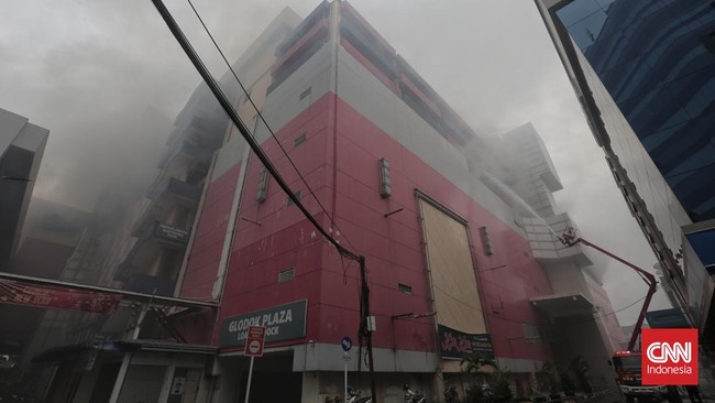 Polisi terjun menyelidiki penyebab kebakaran gedung Glodok Plaza. Tim Puslabfor Polri akan melakukan olah TKP.