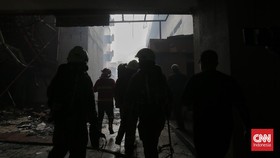 FOTO: 12 Jam Kebakaran Glodok Plaza Jakbar