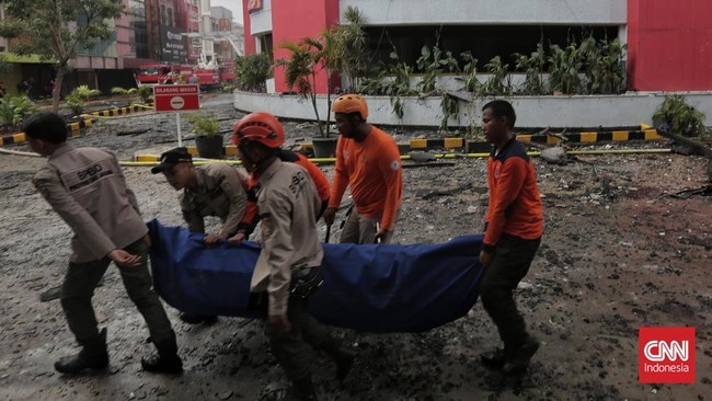 RS Polri telah mengidentifikasi 3 korban kebakaran Glodok Plaza. Dua jenazah teridentifikasi wanita dan satu laki-laki.