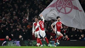 FOTO: Arsenal Pangkas Selisih Poin dengan Liverpool