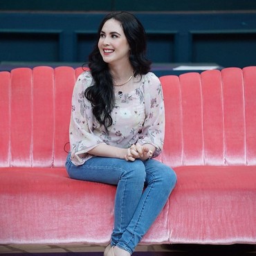 Gaya Arumi Bachsin Makan Bakso di Pinggir Jalan Sambil Jongkok Jadi Sorotan