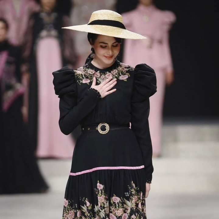 <p>Siapa sangka? <em>Postingan</em> perempuan 30 tahun ini langsung dibanjiri komentar netizen yang terpukau dengan kecantikannya. "MasyaAllah cantiknya istri Pak Emil," tulis akun <em>@ck_****.</em> "MasyaAllah cantik amaaat," tulis akun <em>@pujiastuti****.</em> (Foto: Instagram@arumibachsin_94)</p>