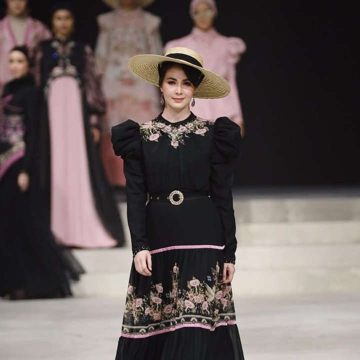 <p>Momen itu dibagikan langsung oleh Arumi melalui beberapa potret yang diunggah di media sosial. Ia terlihat mengenakan <em>dress</em> motif bunga berwarna hitam yang dilengkapi dengan topi bundar. (Foto: Instagram@arumibachsin_94)</p>