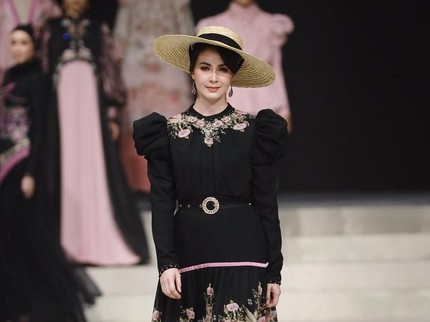 5 Potret Arumi Bachsin Tampil Anggun dan Menawan di Atas Catwalk