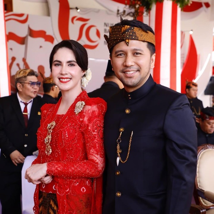 <p>Setelah menikah dengan Emil Dardak pada 2013, Arumi kini menjalani kesehariannya sebagai istri pejabat dan Bunda dari tiga anak. Meski begitu, ia masih aktif menjalani kariernya di dunia hiburan. (Foto: Instagram@arumibachsin_94)</p>