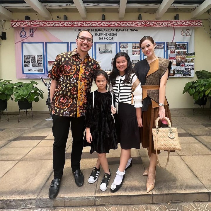 <p>Di tahun ini, keduanya akan merayakan ulang tahun pernikahan yang ke-13 tahun. Selama menikah, keduanya sudah dikaruniai dua orang putri yang cantik. (Foto: Instagram: @astridtiar127/@gr.situmorang)</p>