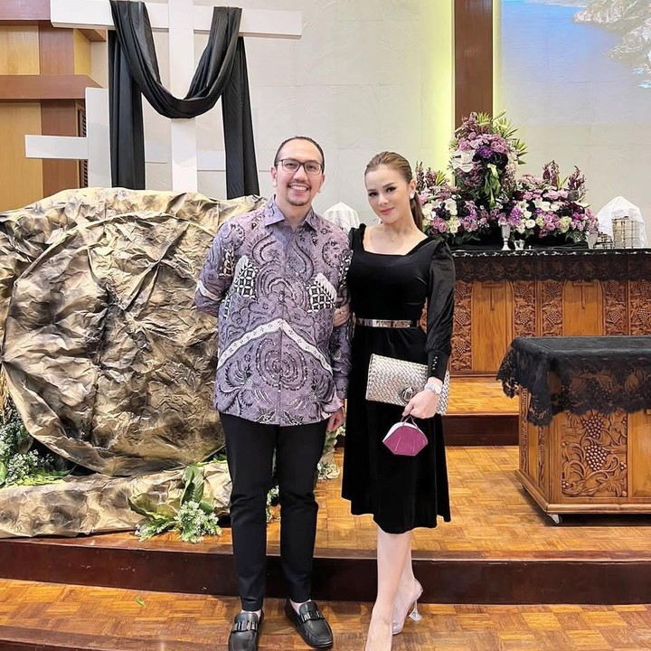<p>Artis cantik Astrid Tiar menikah dengan Gerhard Reinaldi Situmorang pada tahun 2012, Bunda. Gerhard sendiri diketahui merupakan seorang dokter spesialis urologi. (Foto: Instagram: @astridtiar127/@gr.situmorang)</p>
