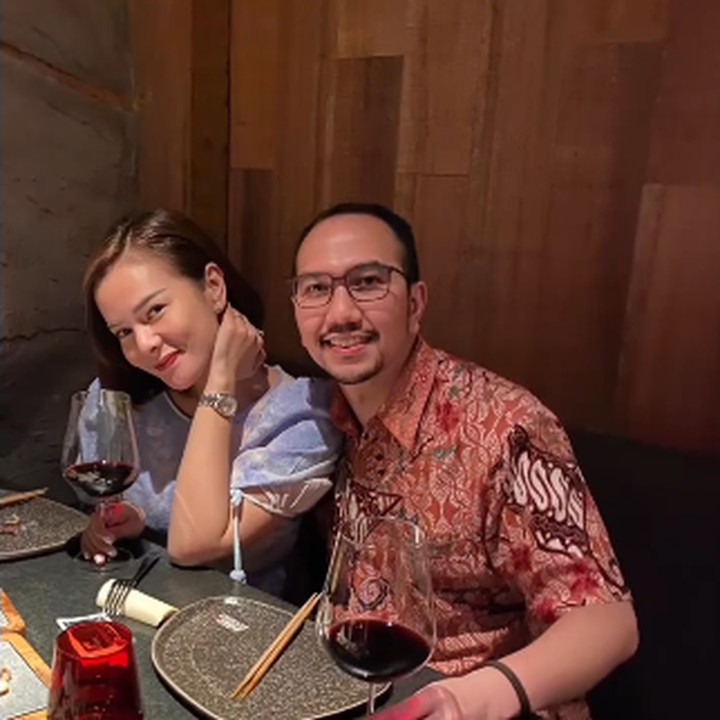 <p>"Abang, permisi saya mau gombal sama kau Bang. Ini mau nyanyi nih, hanya untuk kau, Bang," tulis Astrid dalam salah satu unggahannya. (Foto: Instagram: @astridtiar127/@gr.situmorang)</p>